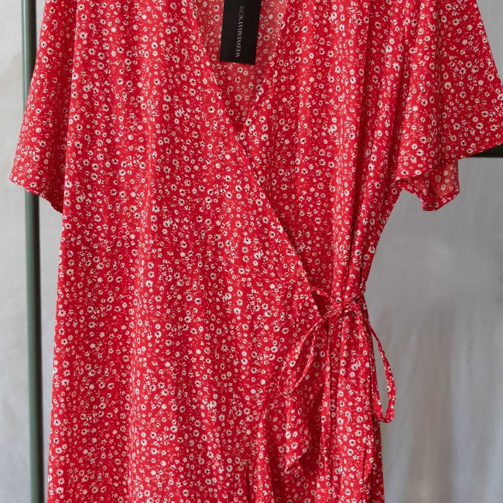 NWT Wednesdays Girl Red and White Floral Wrap Dress in Size US 18